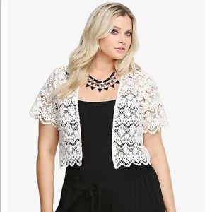 Torrid crochet plus size ivory shrug top size 2/3